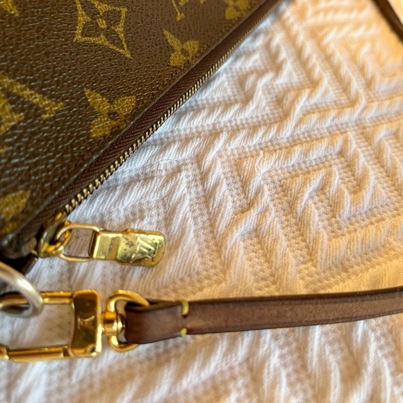 Louis Vuitton Pochette Accessories Bag with extra chain strap - Picture 11 of 15